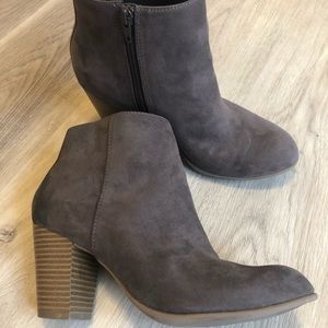 Th Gap brown ankle booties